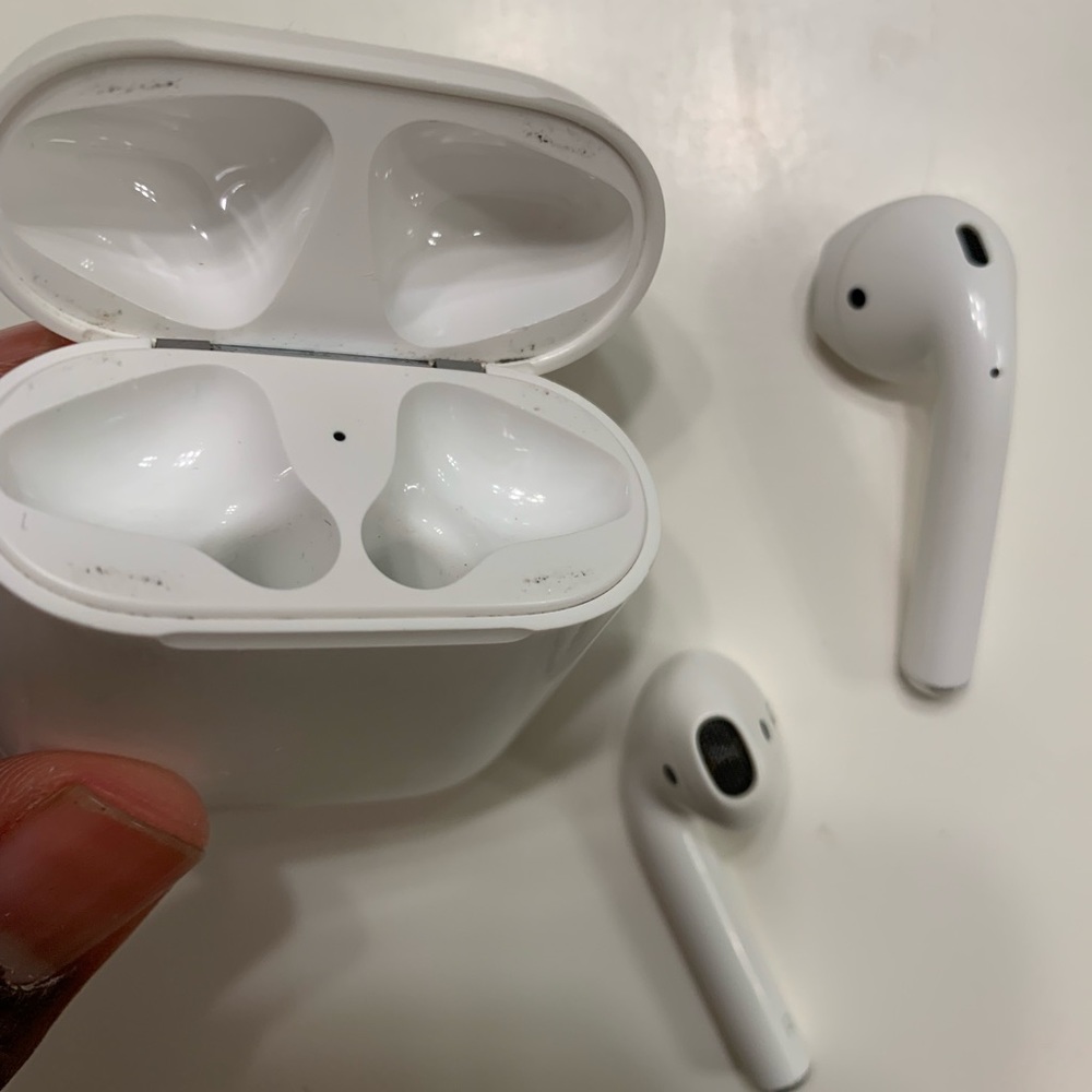 AirPods - Picture 3 of 6